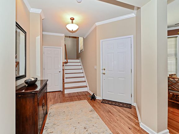 4th image of 14 Cheryl Ln