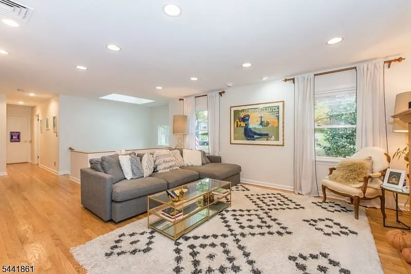 4 bed, 2.5 bath, 2276 sqft, $5,400 — Photo 2