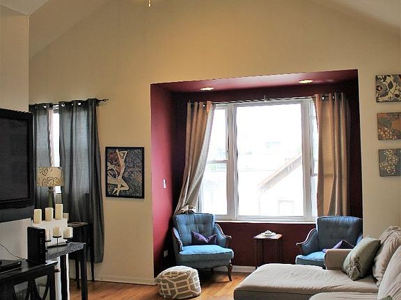 5th image of 2039 W Superior St APT 3