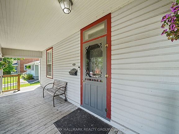 5th image of 98 Drummond St E