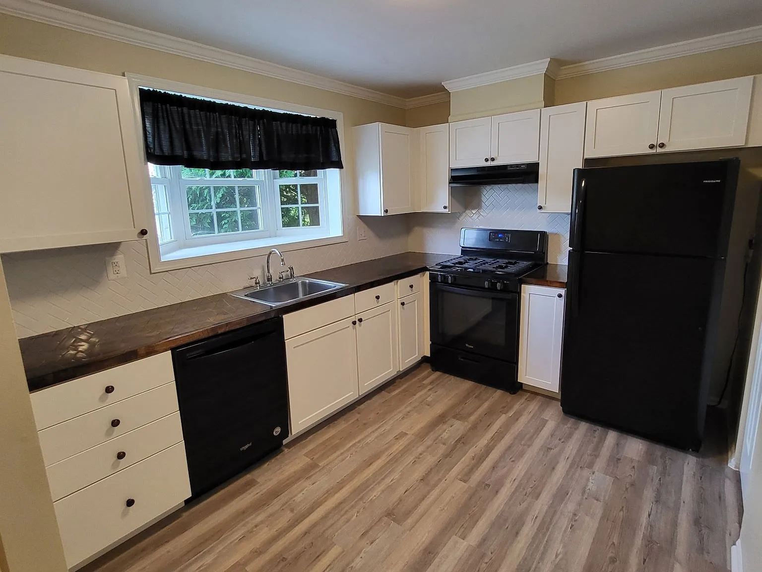 3 bed, 2250 sqft, $2,485 — Photo 3