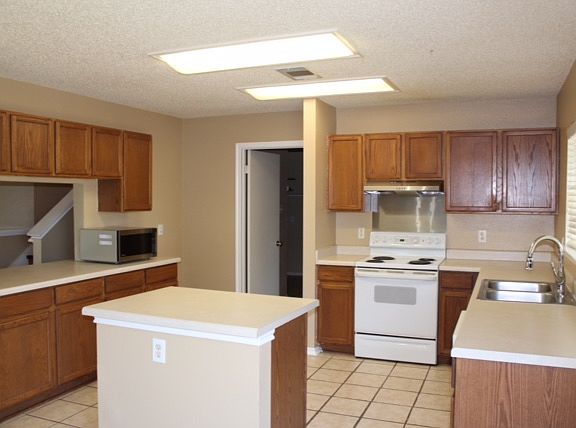 3rd image of 2520 Glen Field Dr