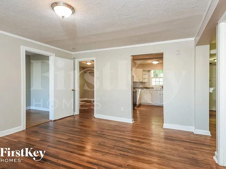 2456 Maple St — Photo 3