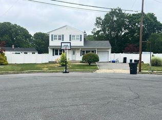 15 Leo Ct, Bay Shore, NY 11706