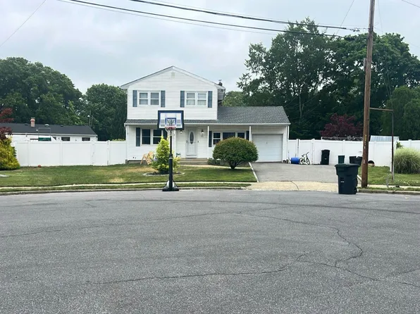 15 Leo Ct, Bay Shore, NY 11706