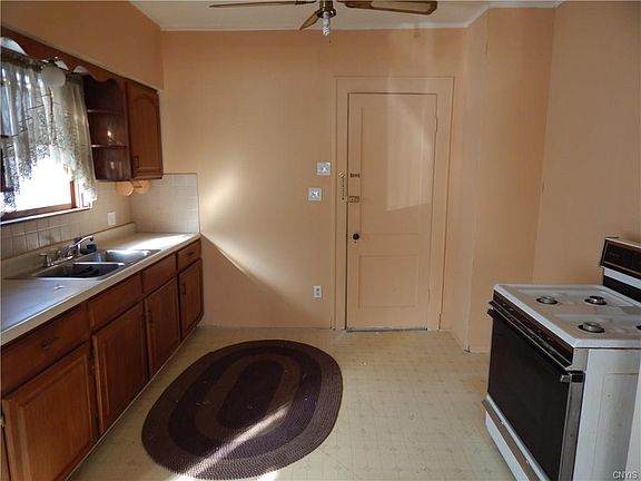 4th image of 127 Huntley St