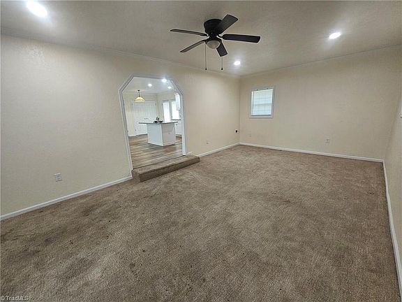4th image of 218 Hall St