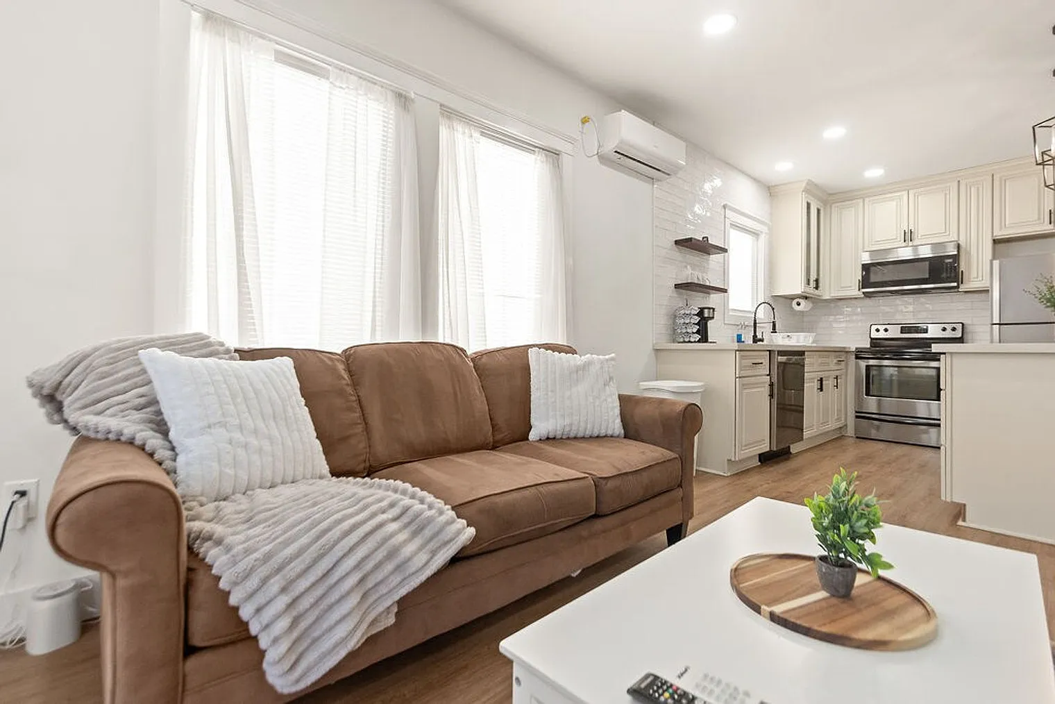 1 bed, 1.0 bath, $2,170 — Photo 4