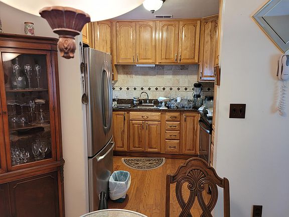 3rd image of 121G Columbia Ct #121G