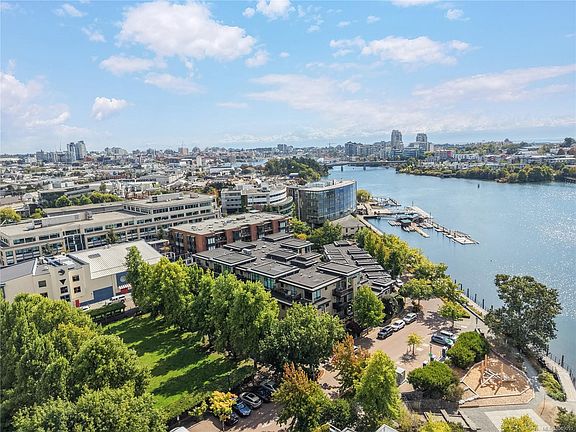 2nd image of 330 Waterfront Cres #306