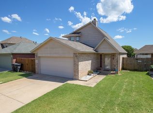 1106 SW 24th St, Moore, OK 73170