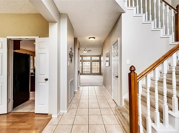 4th image of 10701 Columbia Dr