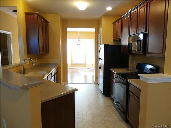 4th image of 1802 Lookout Ln