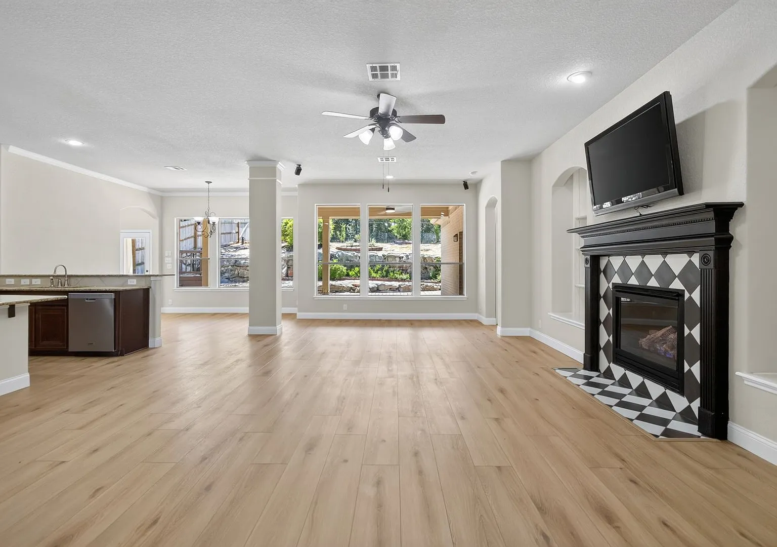 4 Bed / 3 Bath Gorgeous House for Rent! Available now! — Photo 4