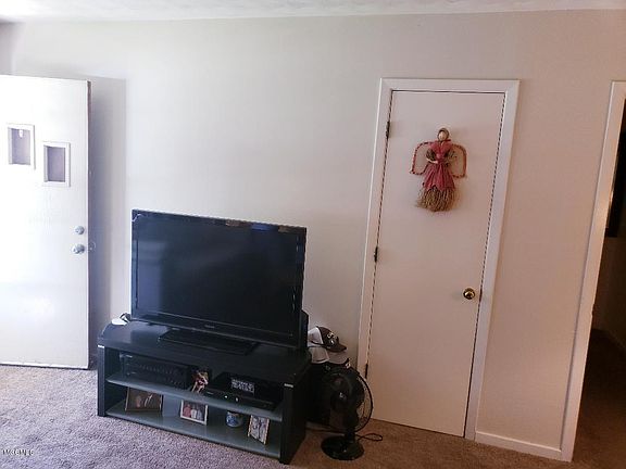 3rd image of 103 Hemlock Dr
