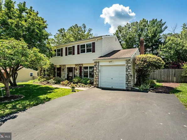 76 Meadowfield Dr, Southampton, PA 18966