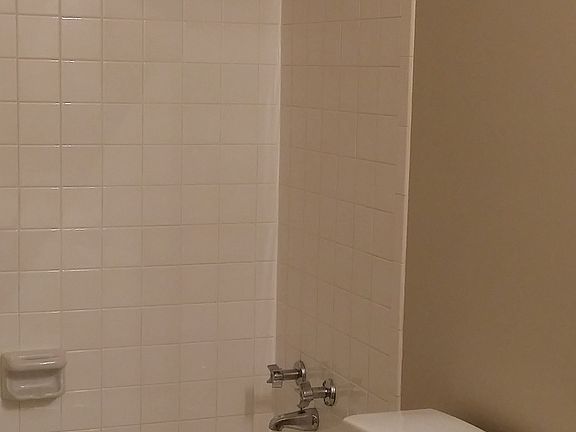 5th image of 819 W 101st Ter