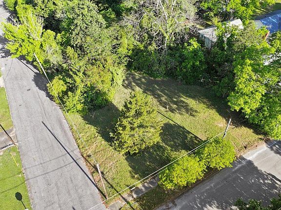 5th image of 403 W Oak St