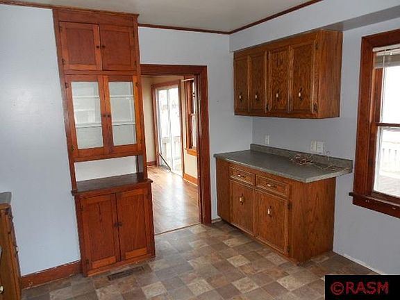 4th image of 303 1st St NE