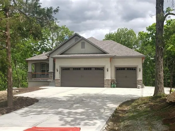 1701 Locust St, Oak Grove, MO 64075
