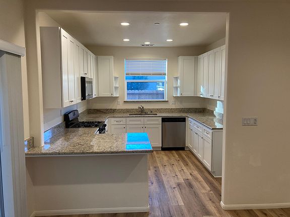 kitchen- oven, dishwasher, microwave provided