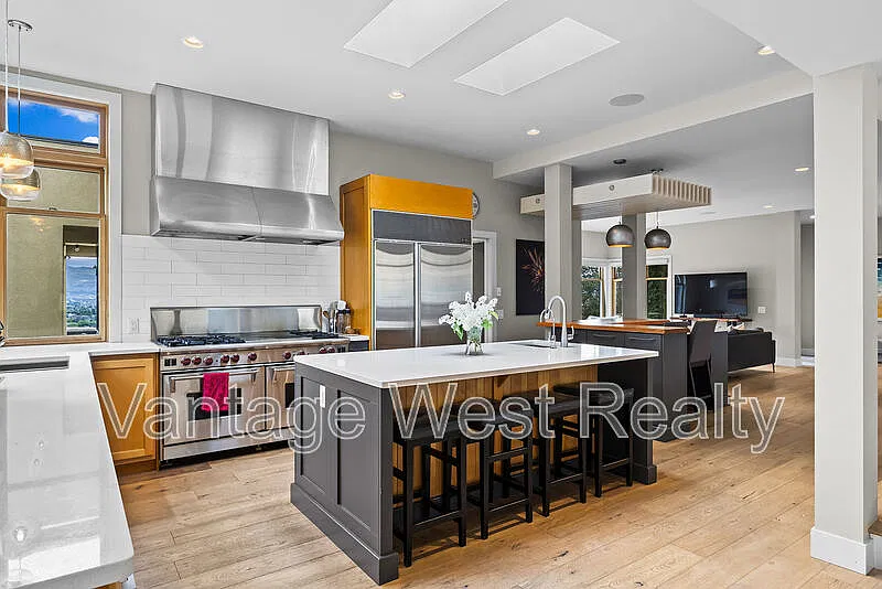 5 bed, 3.5 bath, 5000 sqft, $6,500 — Photo 3