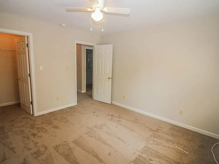 246 Farmington Dr W — Photo 32