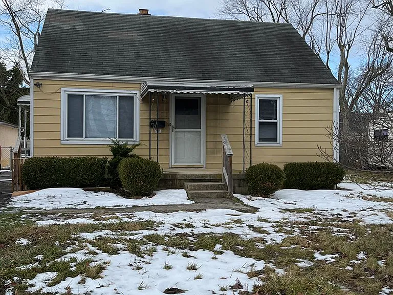 701 Elizabeth Ave — Photo 2