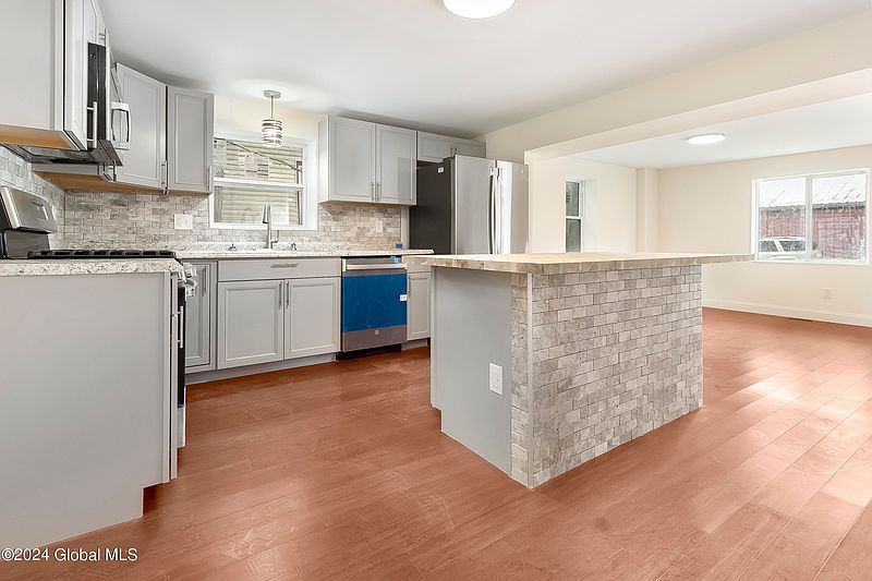 4th image of 25 Taylor Street
