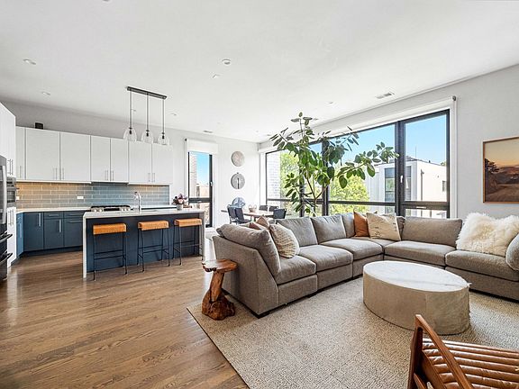 3rd image of 3032 W Lyndale St #3E