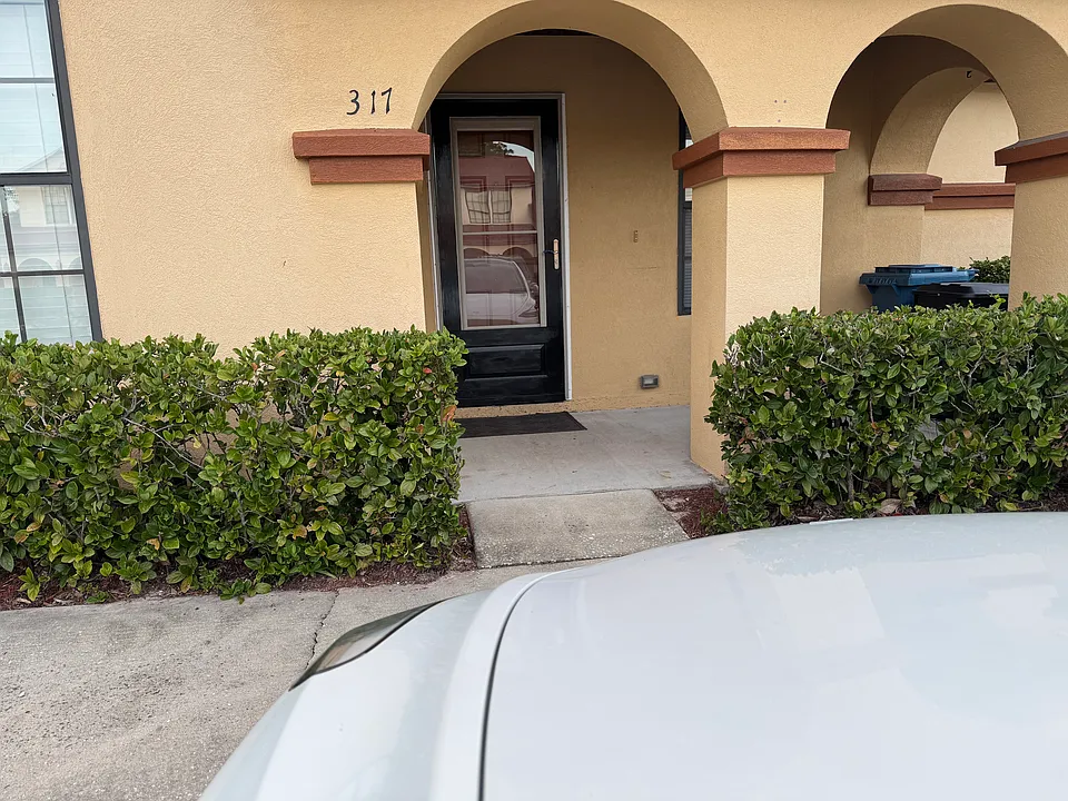 317 Redwood Ln
