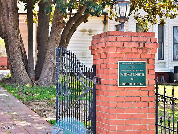 24th image of 203 N McCombs St