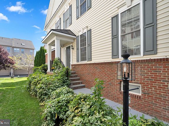 3rd image of 22586 Willington Sq