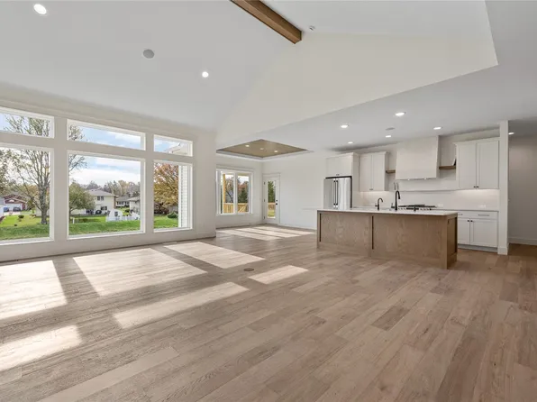 2574 Royal Oak Ridge Rd, Marion, IA 52302