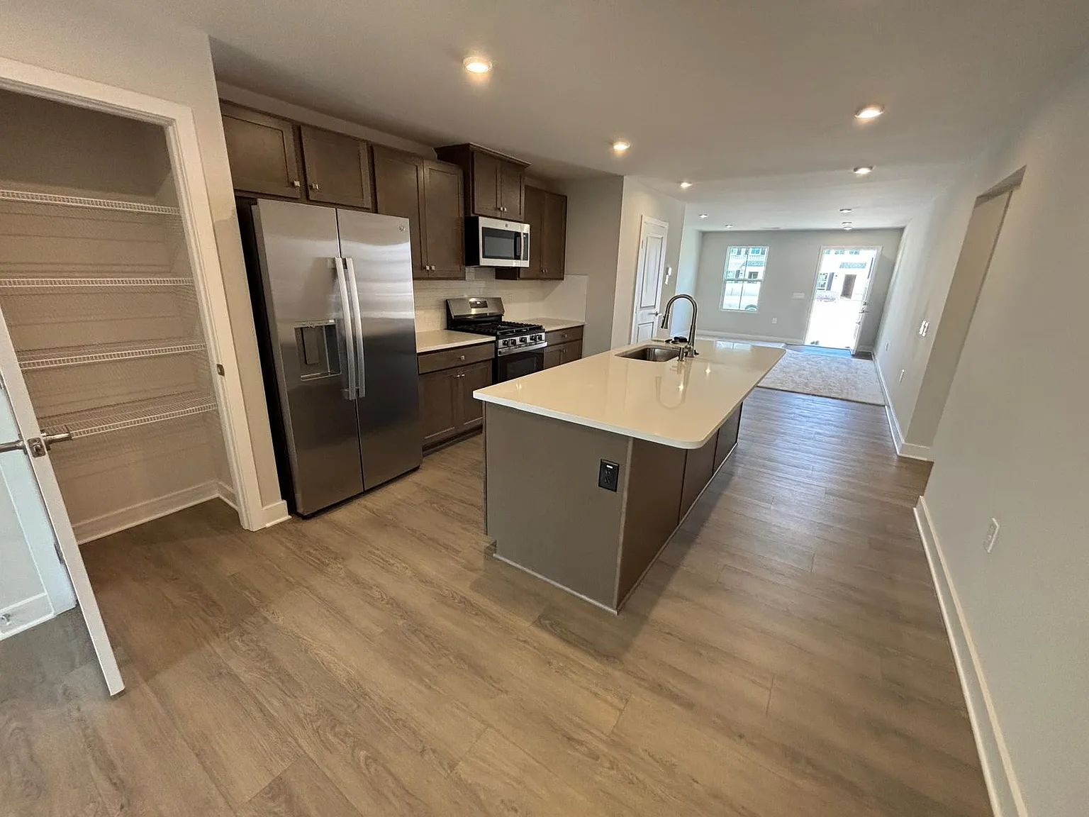 3 bed, 2.5 bath, 1628 sqft, $2,099 — Photo 2
