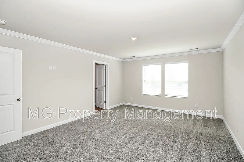 5 bed, 3.0 bath, 2725 sqft, $3,200 — Photo 4