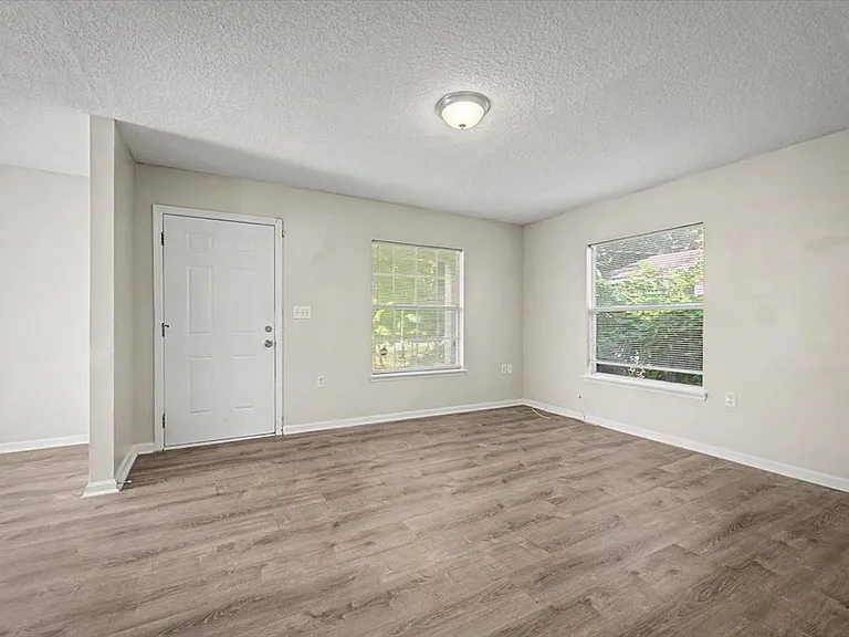 3303 Broadway Ave — Photo 8
