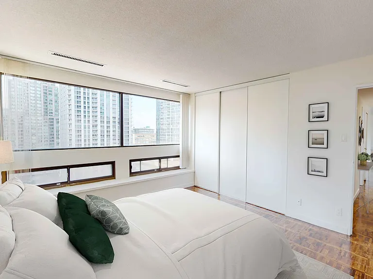 424 Yonge St — Photo 10