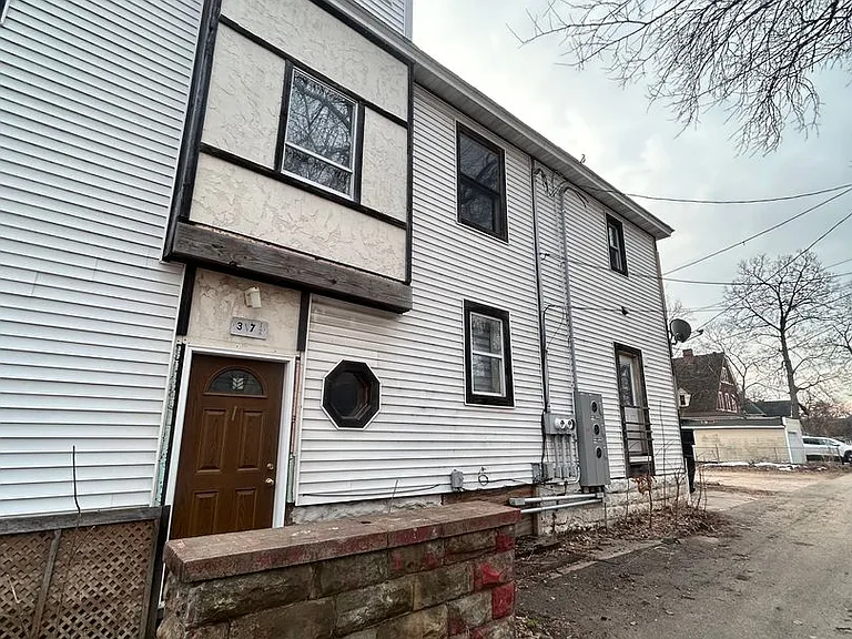 317 Earl St — Photo 32