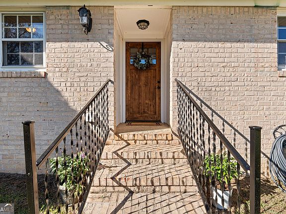 2nd image of 906 Steele Rd