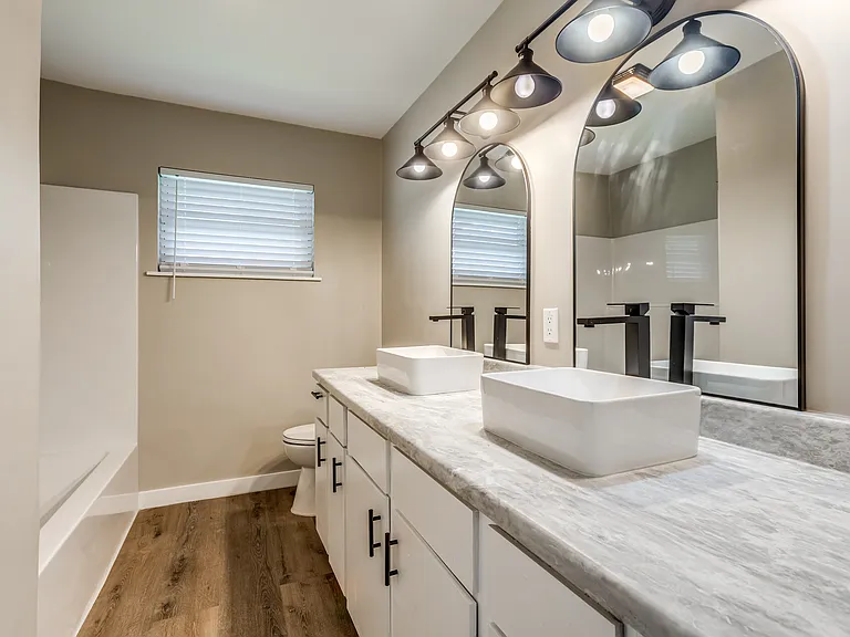 409 NE Myers Ave — Photo 14