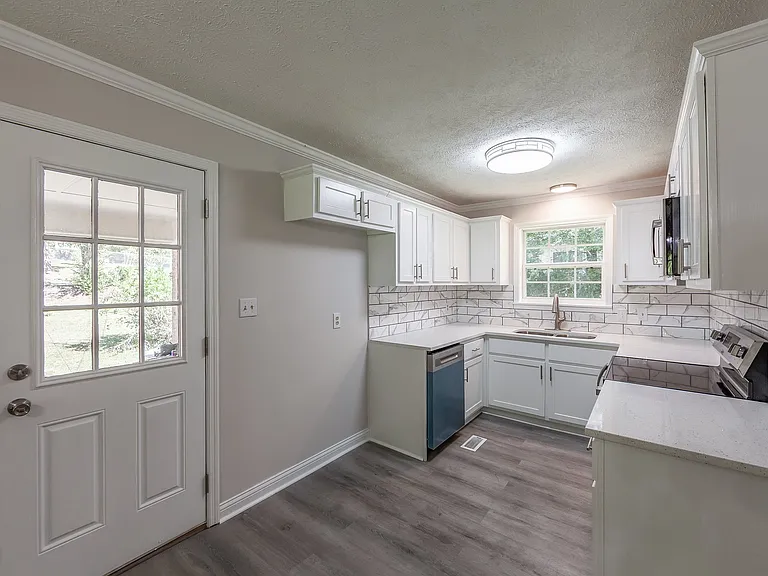 28 Falcon Rd — Photo 4