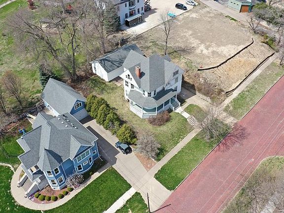 4th image of 824 College Ave