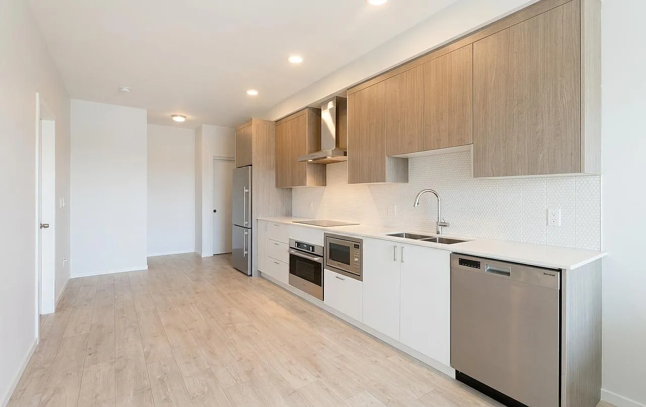 6283 Kingsway — Photo 3