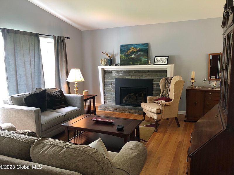 3rd image of 825 Warner Road