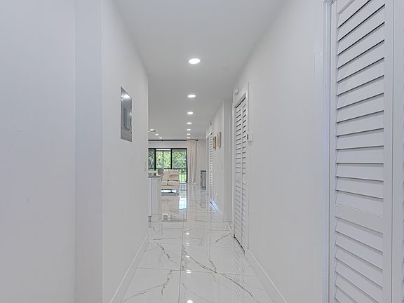 4th image of 8545 Casa Del Lago #F