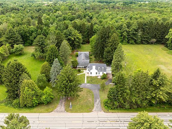 3rd image of 4484 Lakeshore Rd