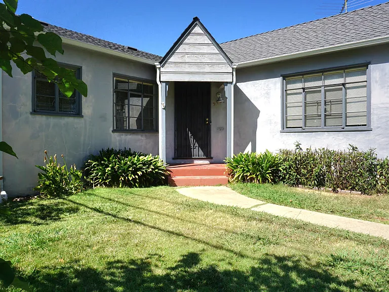 3901 Downey Way — Photo 2