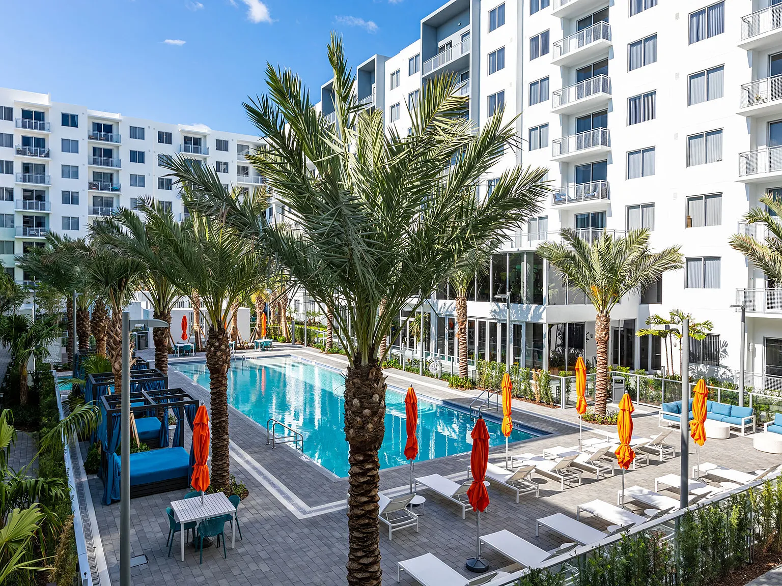 Avery Dania Pointe East — Photo 1