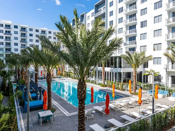 Avery Dania Pointe East